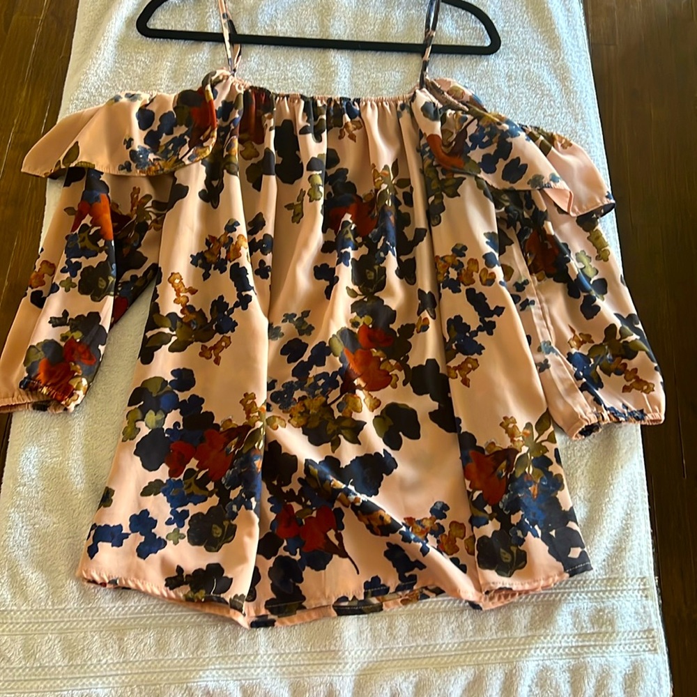 Gimmicks from Buckle off the shoulder floral blouse XL